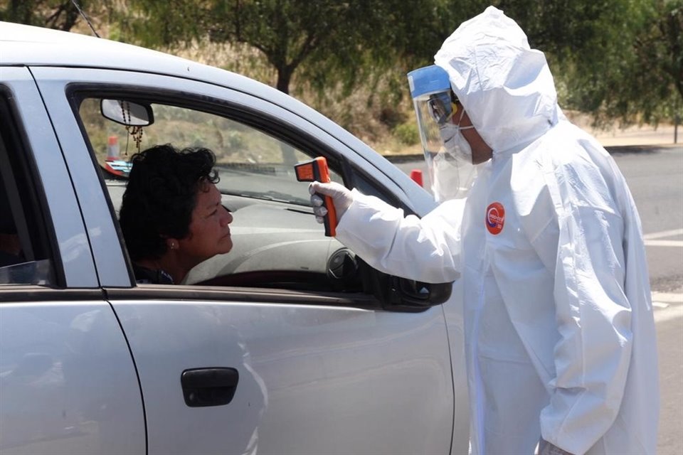 La prueba del alcoholímetro es el primer filtro y unos metros después se realiza una revisión de la temperatura a las personas de forma aleatoria.