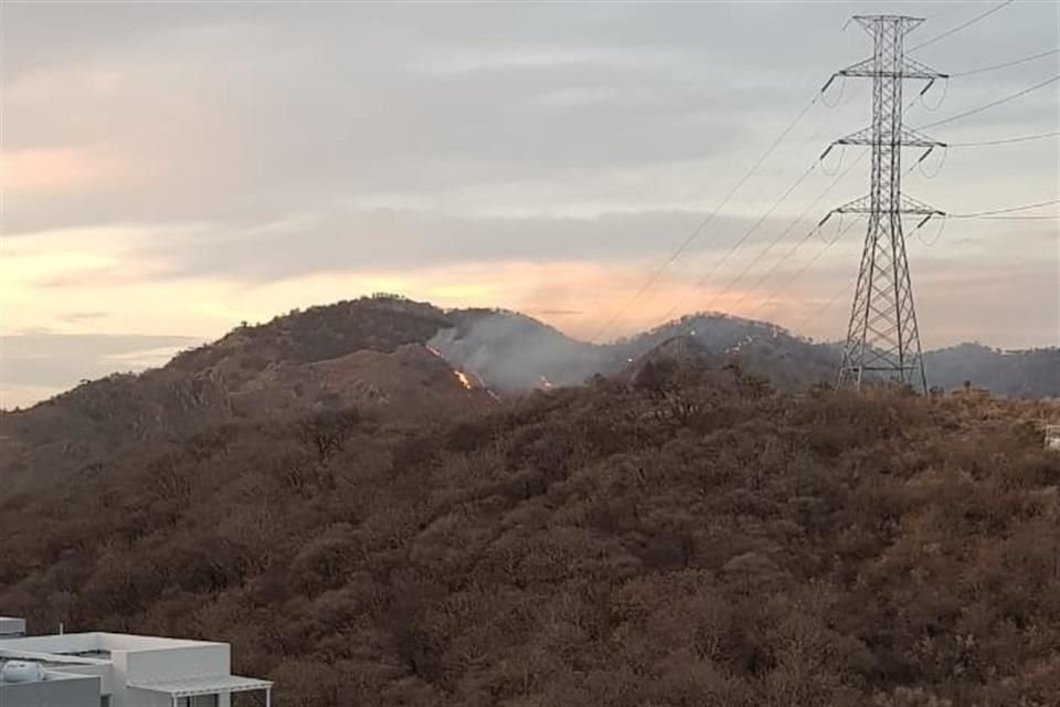 Bomberos de Zapopan atienen un incendio forestal en el Paraje San Esteban, en el Bosque El Nixticuil.