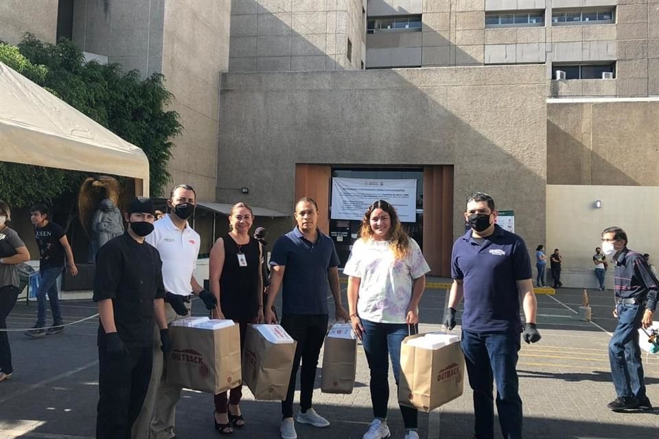 Personal de una cadena de restaurantes donó ayer alimentos en el Hospital Civil Juan I. Menchaca y en la Clínica 48 del IMSS.