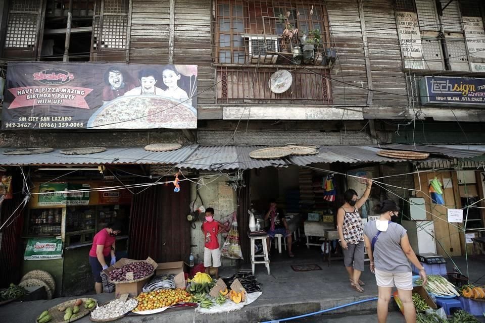 Vendedores en Filipinas usan mascarillas para protegerse del Covid-19.