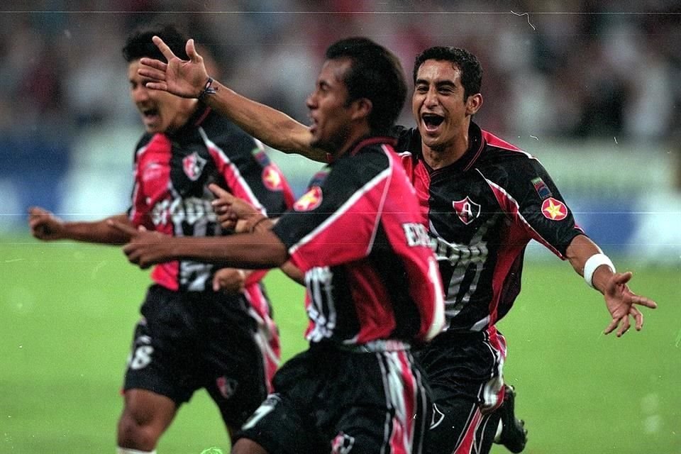 Hugo Castillo (al fondo), César Andrade (al frente) y Miguel Zepeda, figuras de la llamada 'Generación Dorada' del Atlas.