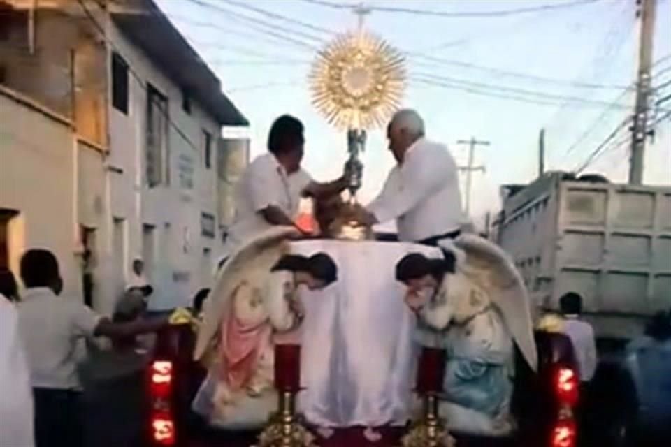Como los templos han estado cerrados, han optado por hacer recorridos con el Santísimo por calles de diversas colonias.