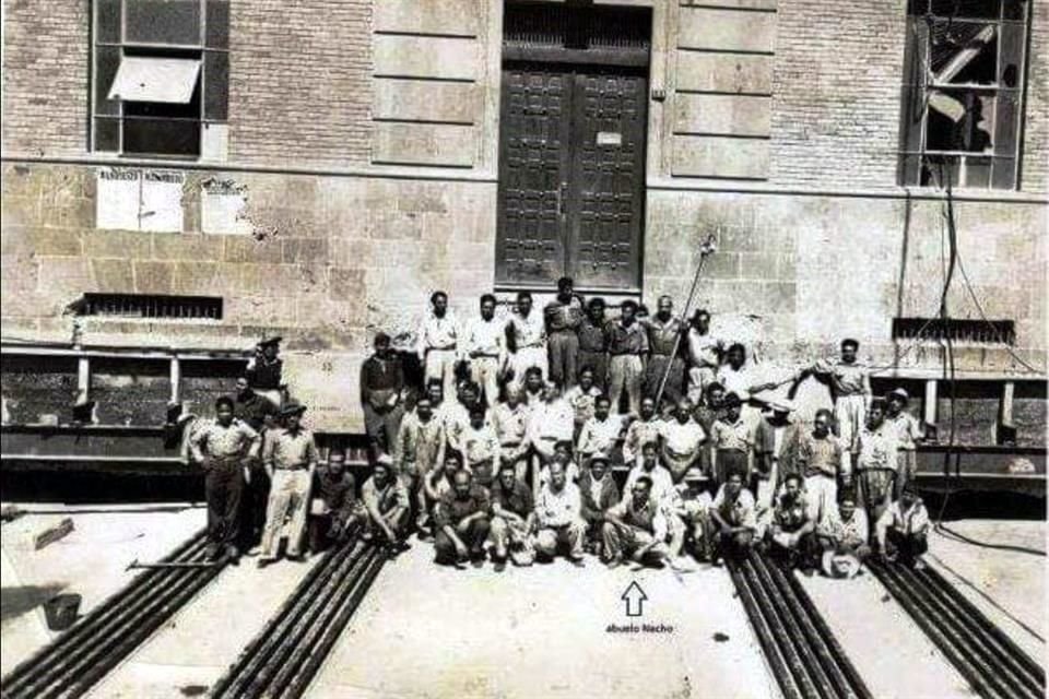 Equipo que ayudó en el movimiento del edificio de la Compañía Telefónica Mexicana.