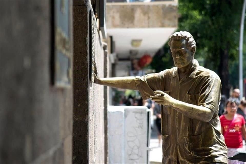 El 25 de abril de 2002 se develó la estatua, en tamaño natural, de Jorge Matute Remus en el edificio de Teléfonos de México.