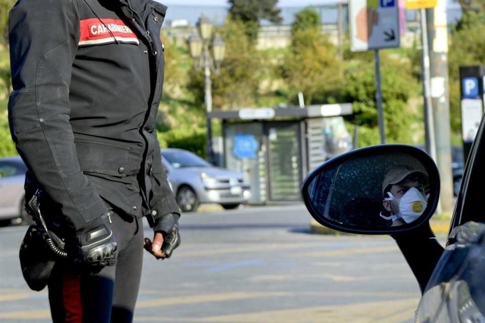 Policía de Italia hace revisiones a autos por el confinamiento.