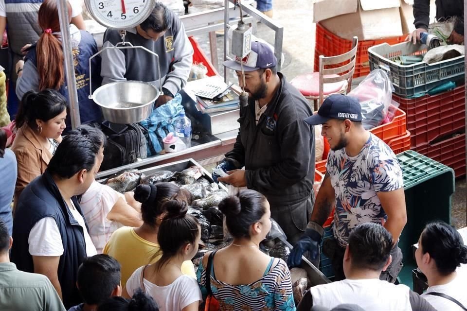 Ayer, cientos de personas se aglomeraban en los puestos del mercado de mariscos La Nueva Viga.