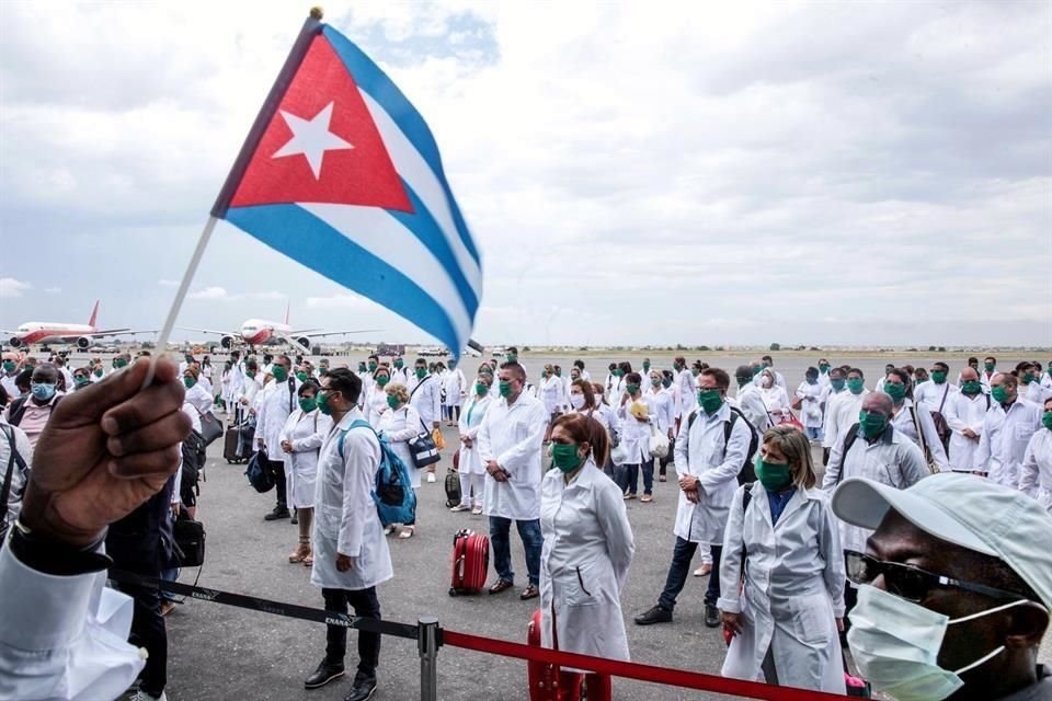 Un total de 264 médicos cubanos llegaron a Angola para apoyar al país en la respuesta frente a Covid-19, ante escasez de especialistas.