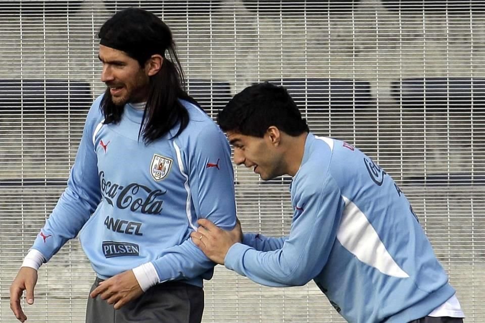 Abreu y Suárez coincidieron en la Selección de Uruguay en el Mundial de 2010.