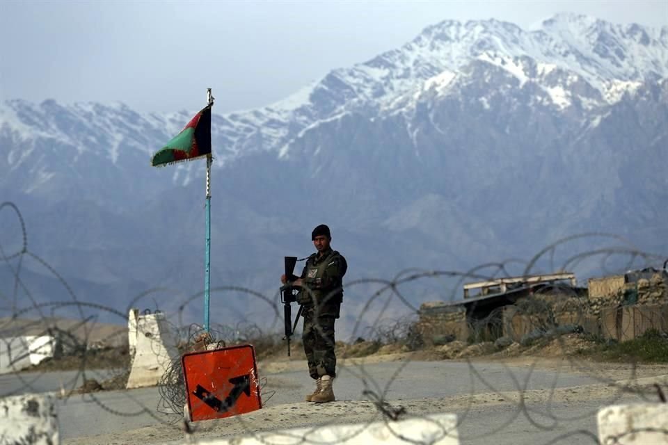 Soldado de la Armada de Afganistán en un centro de control en Kabul.