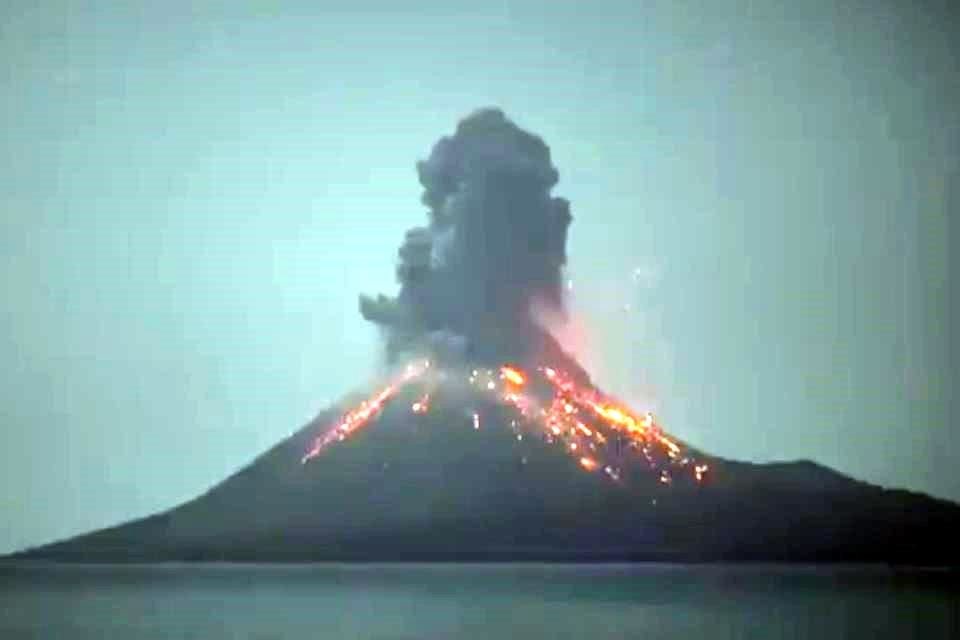 El volcán comenzó su actividad anoche.