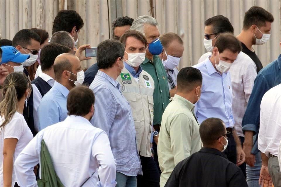 El Presidente de Brasil, Jair Bolsonaro, durante visita a hospital en construcción.