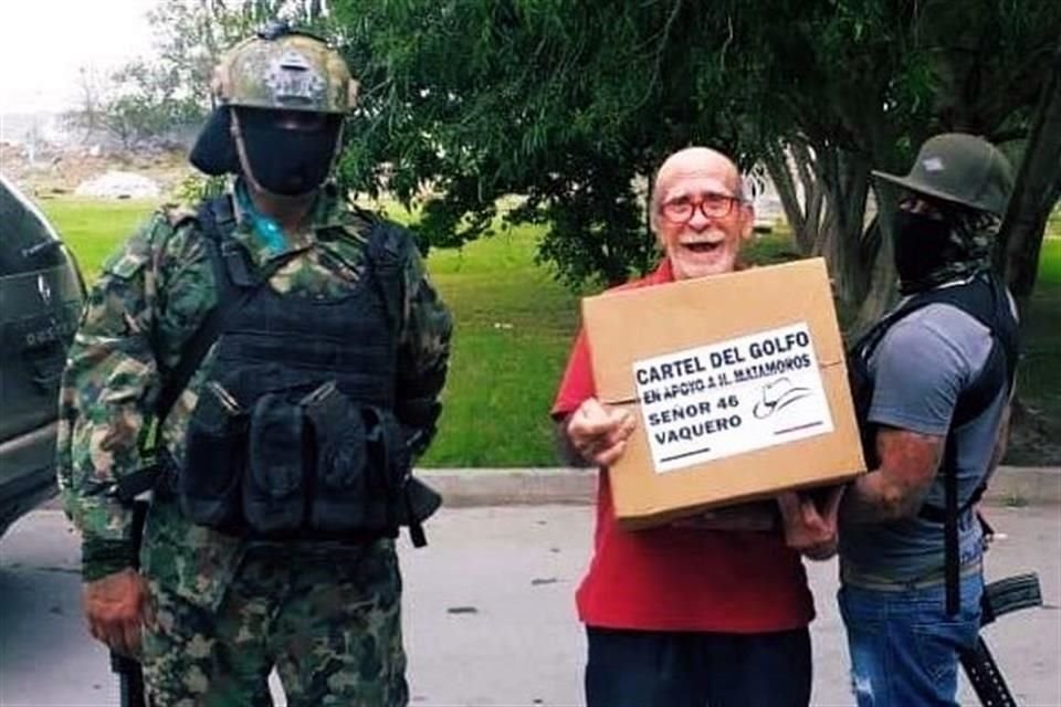 Hombres armados y encapuchados entregaron el martes cajas con productos básicos en el poblado El Control, en la zona rural de Matamoros, a nombre del cabellica del CGD, 'Señor 46 Vaquero'.