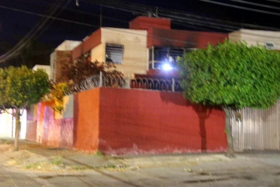 De acuerdo con vecinos, la vivienda no presentaba movimiento, por lo que pensaban que estaba abandonada.