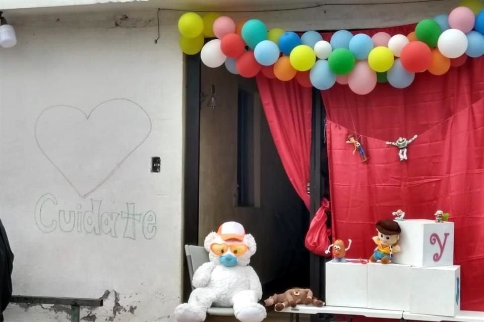 Vecinos de la colonia Misión de Santa Fe, decoraron el exterior de sus casas  para entretener a los niños encerrados por el Covid-19.