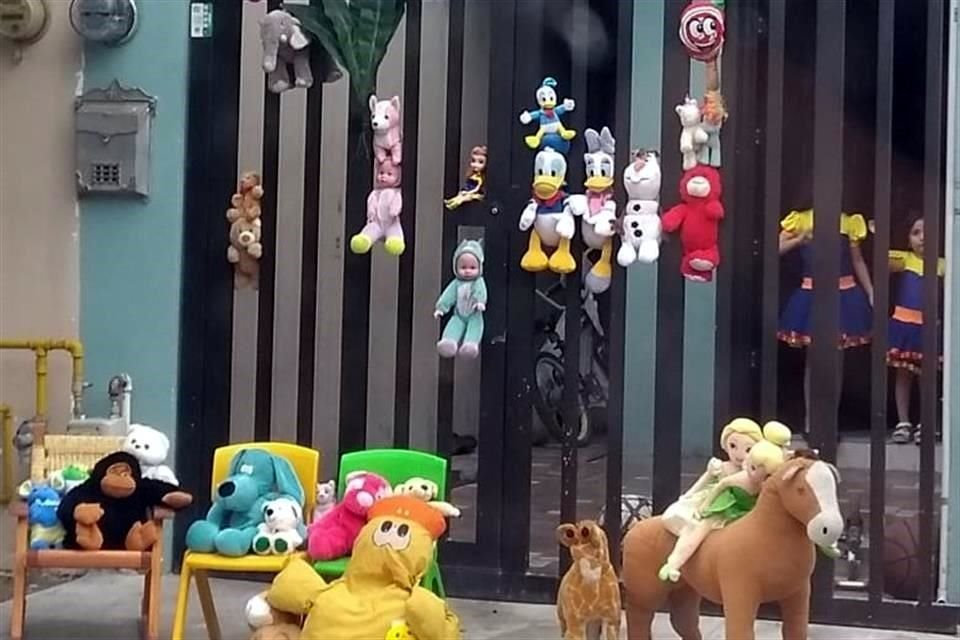 Vecinos de la colonia Misión de Santa Fe, decoraron el exterior de sus casas  para entretener a los niños encerrados por el Covid-19.