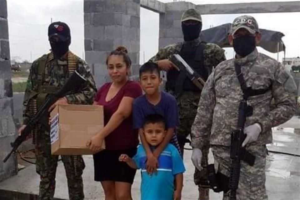 Ninguna autoridad intervino para evitar la entrega de apoyos por parte de miembros del grupo criminal, quienes portaron armas y equipo táctico.