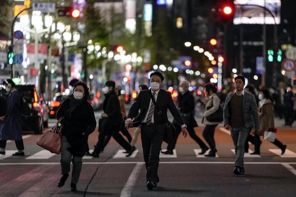 Gente con mascarillas transitando por el distrito de Kabukicho, en Tokio.