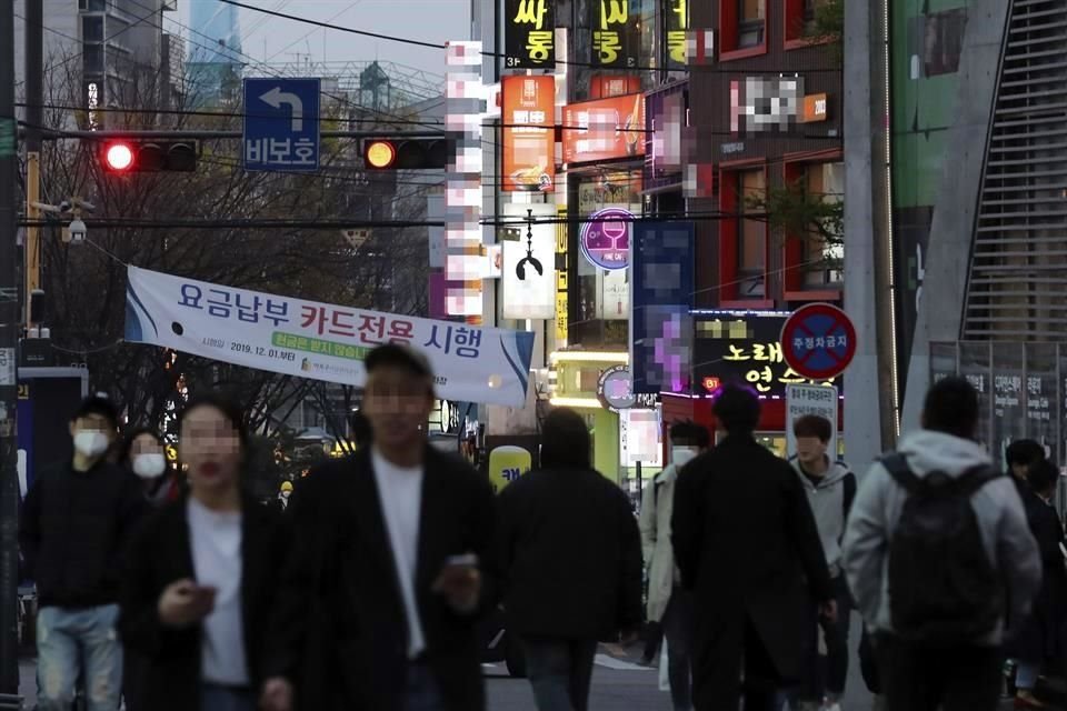 Personas caminando por Hongdae, en el oeste de Seúl.