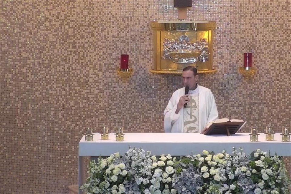 La misa del Domingo de Resurrección, realizada a puerta cerrada en la Parroquia de San Juan Macías, fue seguida por católicos en Facebook.