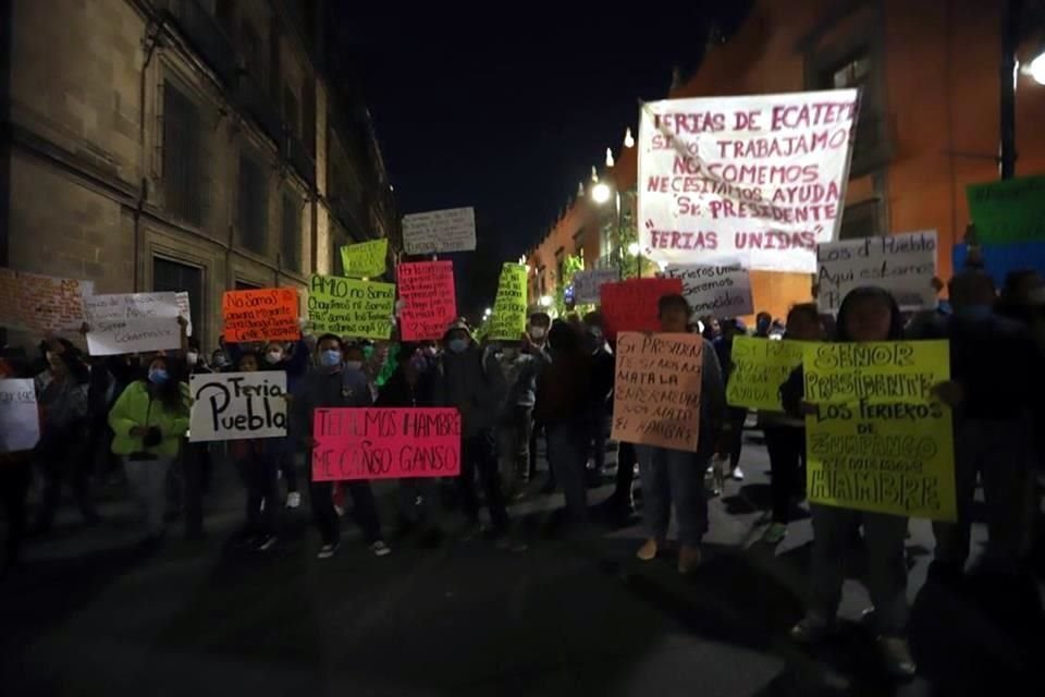 Ferieros congregados sobre la Calle Moneda, a un costado de la sede de Gobierno.