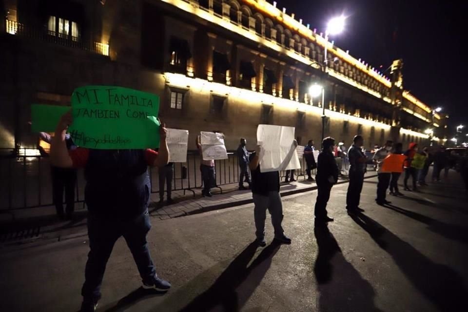 Operadores de transporte se manifiestan frente a Palacio Nacional.