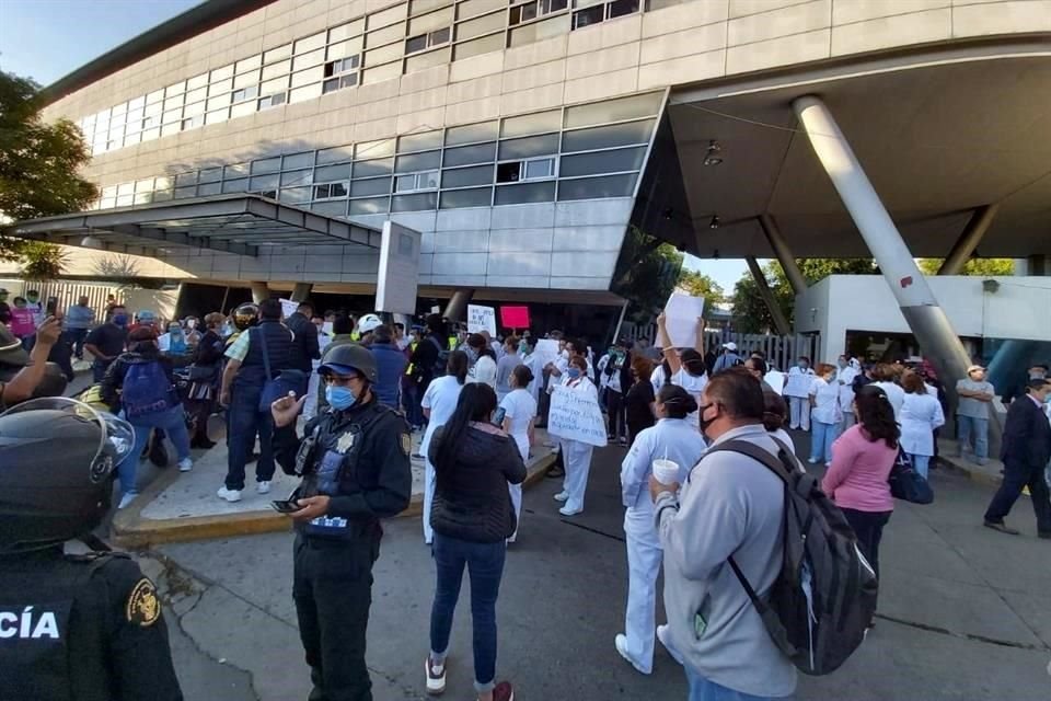 Los inconformes son médicos y trabajadores administrativos del Hospital 1 de Octubre.
