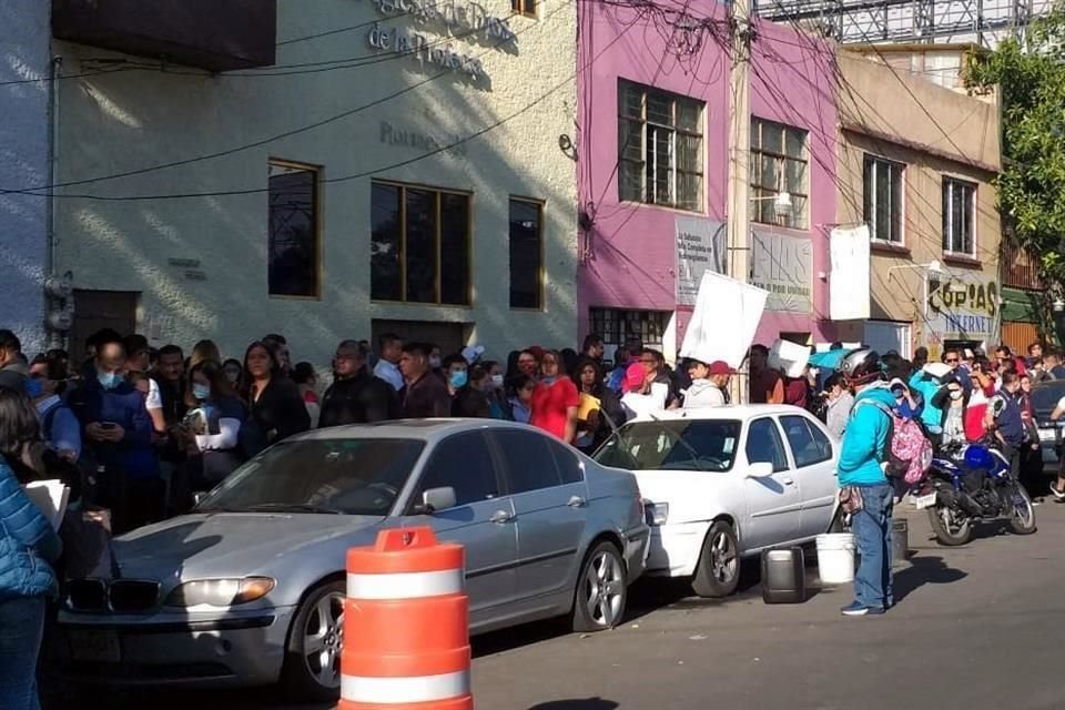 Aspirantes a un lugar en el IMSS hacen largas filas en la sede de la Sección 33 del Sindicato de trabajadores del Instituto sin guardar la sana distancia.