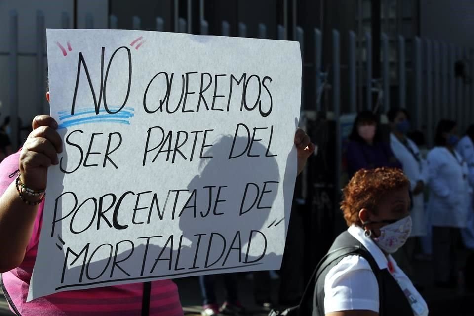 Personal médico del Hospital Regional 1 de Octubre del ISSSTE se manifestó este lunes en la Ciudad de México en demanda de equipo e insumos.