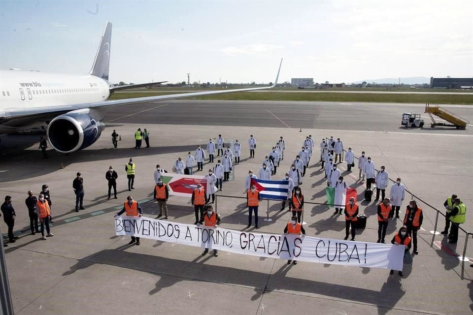 Los doctores cubanos fueron recibidos en Turín, Italia.