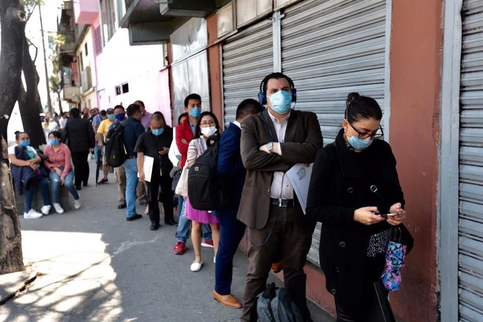 Cientos de aspirantes a trabajar en el IMSS se aglomeraron a las afueras del edificio sindical.