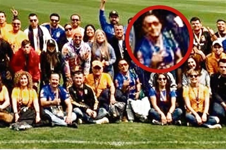 José Hurtado (círculo) aparece en la fotografía de todos los fans, tomada previamente al viaje a Nueva York.