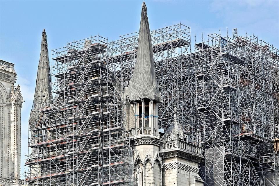 Ocho siglos de historia quedaron en suspenso cuando el 15 de abril de 2019 un incendio derribó la aguja y la cubierta del emblemático templo gótico parisino.