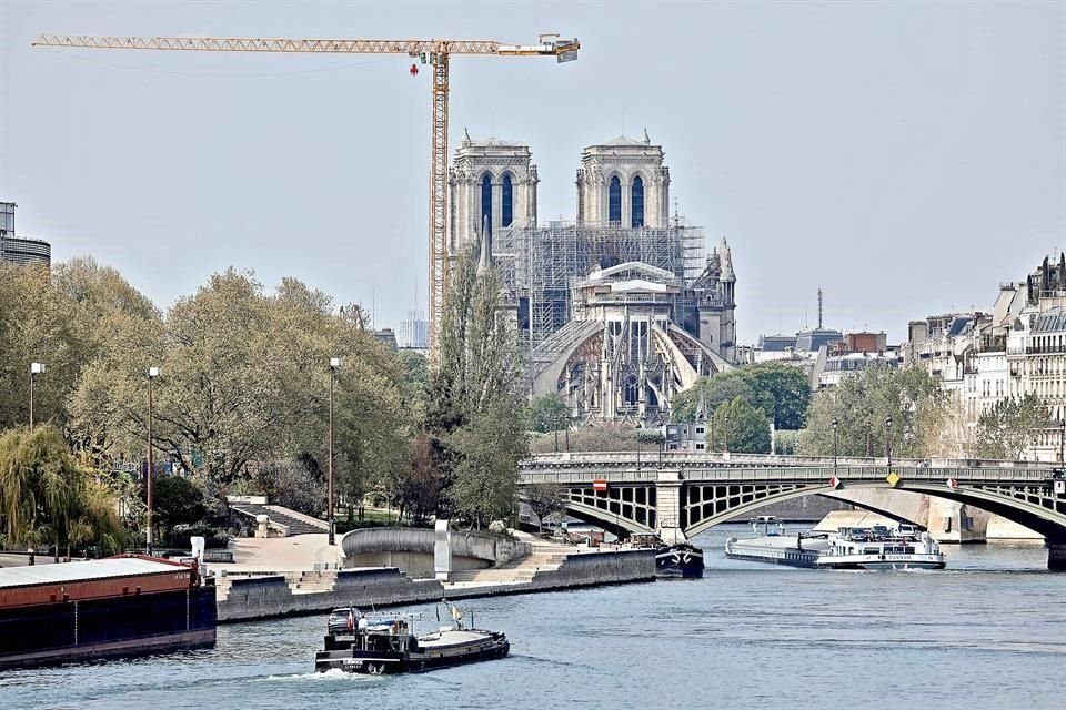 Notre Dame estaba restaurando la aguja erigida por Viollet-le-Duc en el siglo 19 cuando se desató el fuego.