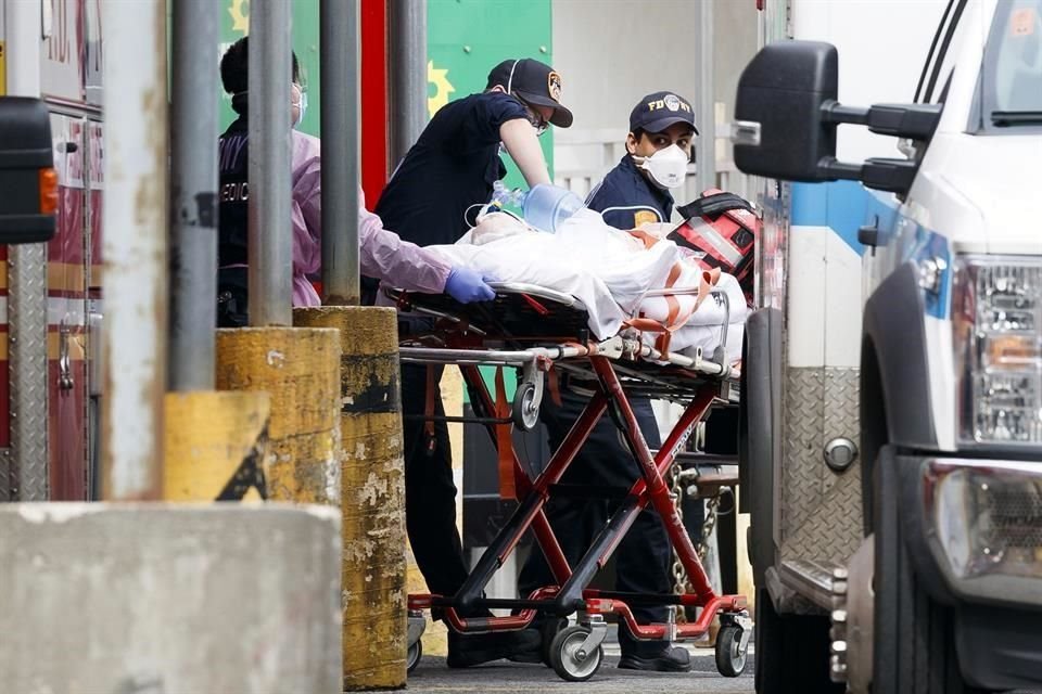 Paramédicos ingresan a un paciente en el hospital Elmhurst en Queens, Nueva York.