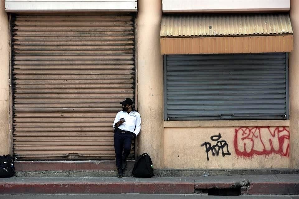 Un guardia espera frente a un negocio cerrado en las calles de Guatemala, que se encuentra en su tercera semana de confinamiento por el Covid-19.