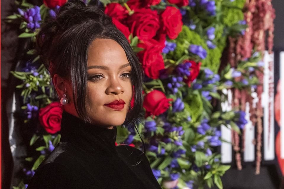 El respirador artificial que Rihanna le envió a su padre lo ayudó a recuperarse del coronavirus, según contó éste en entrevista.