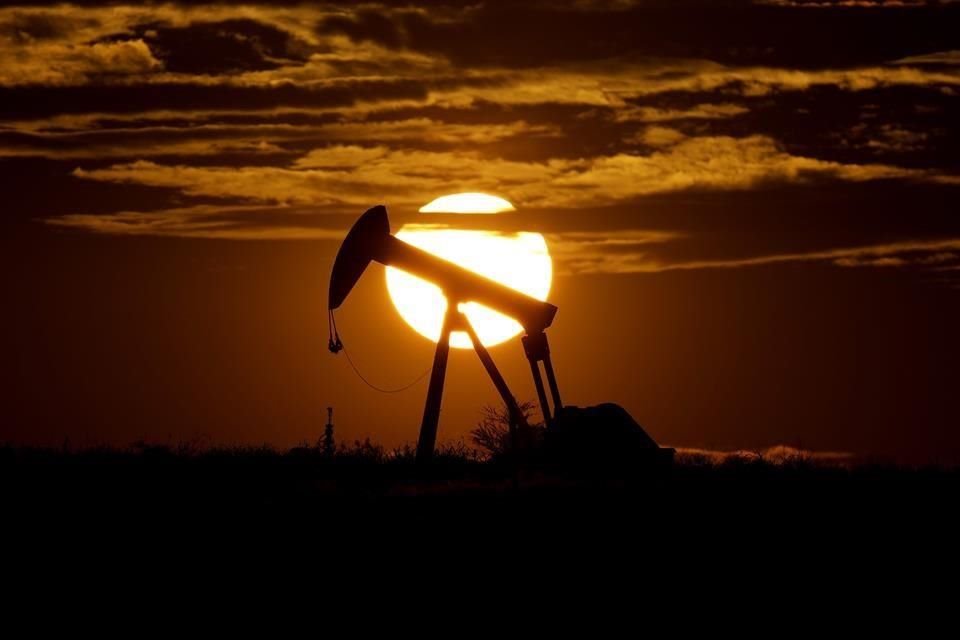 Datos oficiales mostraron que los inventarios de petróleo de Estados Unidos tuvieron su mayor aumento en los registros, lo que llevó al West Texas Intermediate (WTI) a su menor nivel desde febrero de 2002, mientras que el Brent se hundió más de un 6 por ciento. 