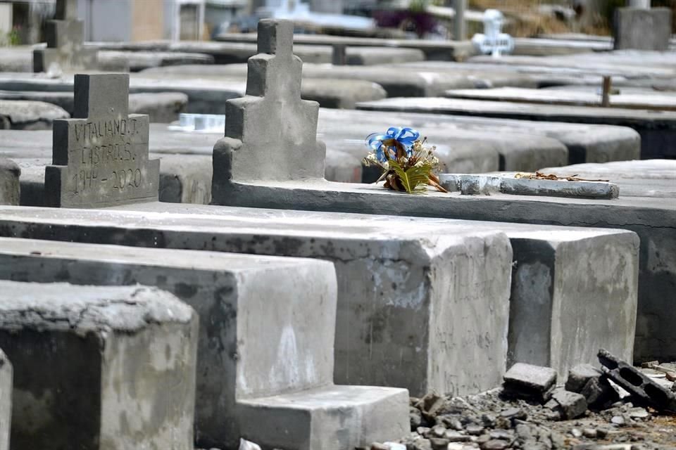 Fotografía de tumbas en el cementerio Angela María Canales al sur de la ciudad de Guayaquil, Ecuador.