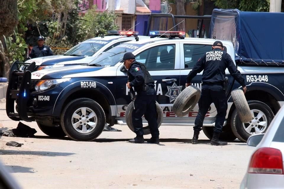 Dos cuerpos en bolsas negras, y con un mensaje, fueron abandonados la tarde de este 16 de abril de 2020 en la Colonia Tulpetlac, en Ecatepec.