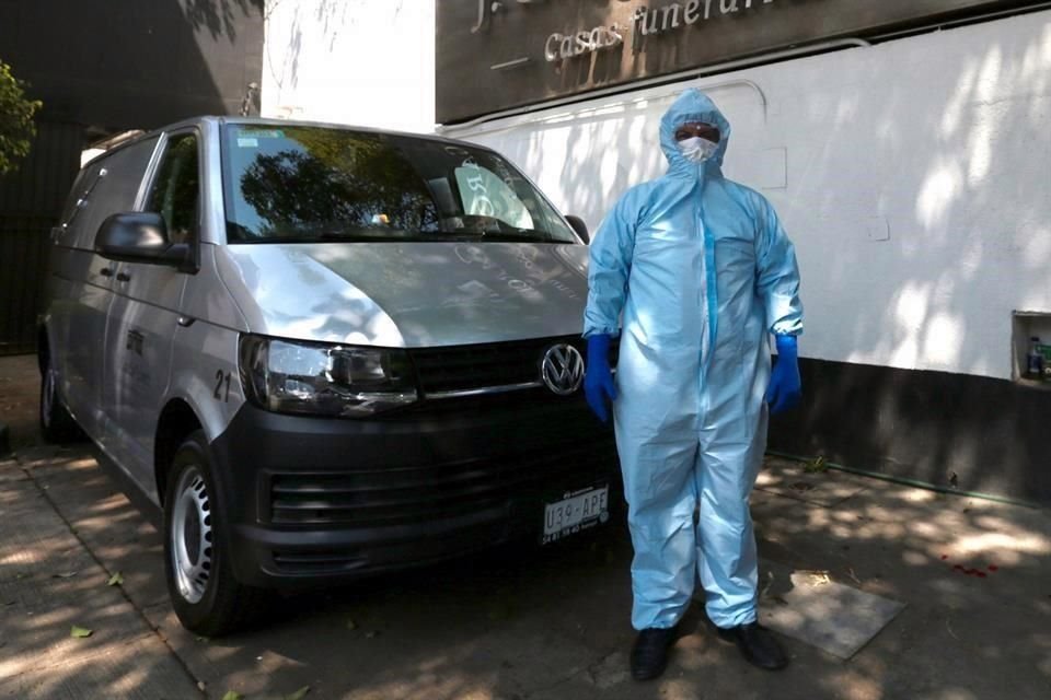 El personal médico que ingrese a la habitación para realizar el retiro y preparación de cuerpo deberá usar equipo especial.