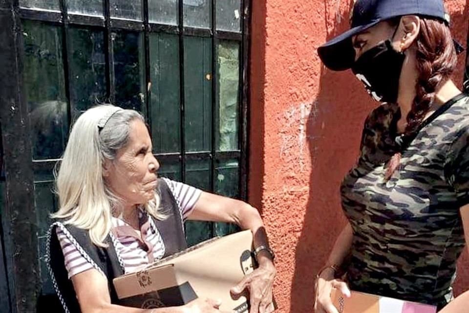Las cajas con alimentos entregadas a nombre de 'El Chapo' Guzmán llevan la imágen del líder del Cártel de Sinaloa.