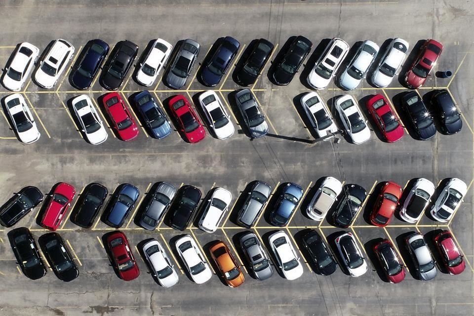 Autos nuevos estacionados en una concesionaria automotriz.