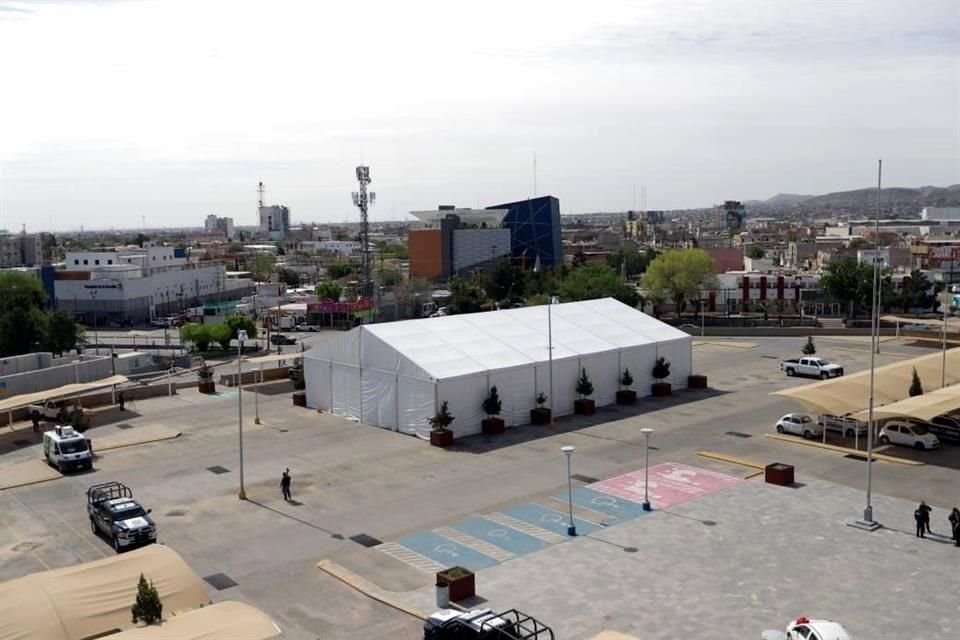 Ciudad Juárez instaló un hospital móvil para Covid-19 en la explanada de la Presidencia Municipal.