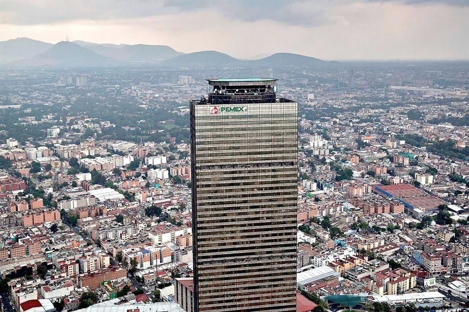 Pemex está luchando para pagar su deuda, de 107 mil 400 millones de dólares a fines de marzo, la más alta entre las grandes petroleras del mundo.