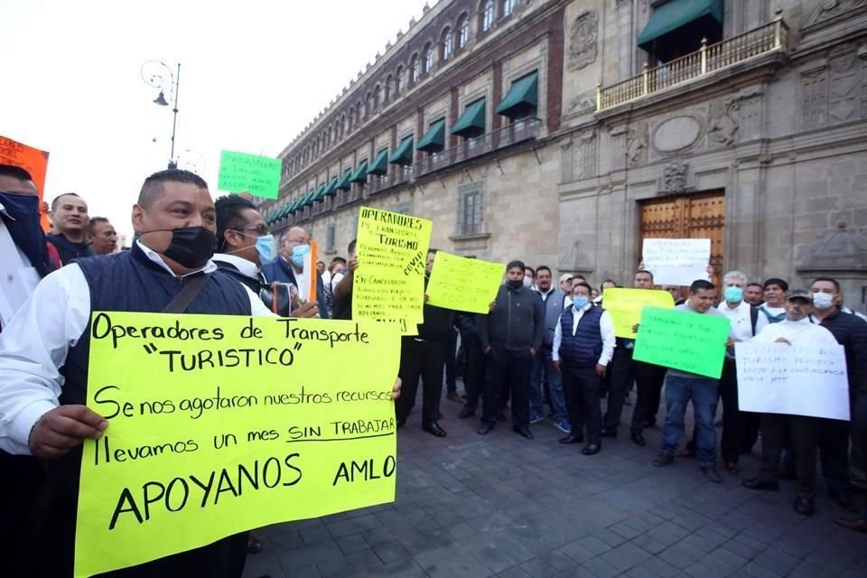 Operadores de transportes turísticos también se manifestaron afuera de Palacio Nacional para exigir apoyos.