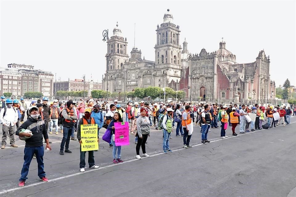 Ayer, trabajadores de la construcción demandaron frente a Palacio Nacional apoyo económico.