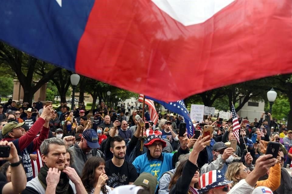 Decenas de personas se congregaron en Texas para urgir reapertura de economía del estado, violando órdenes de quedarse en casa por Covid-19.