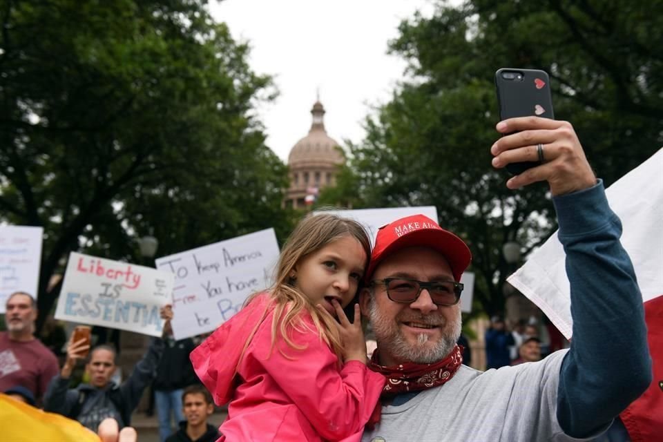 Un hombre graba a Alex Jones durante la protesta de este sábado.