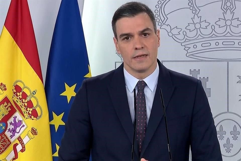 Captura de la señal institucional de Moncloa del presidente del gobierno, Pedro Sánchez, durante la rueda de prensa telemática ofrecida este sábado.