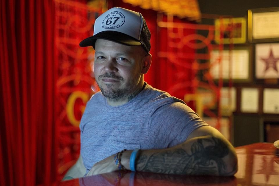 Residente volvió a hacer un comentario controversial en redes sociales al decir que necesita un vibrador para su novia.